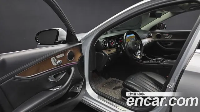 Mercedes-Benz E-Class 2017 — фото 10