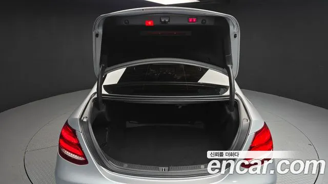 Mercedes-Benz E-Class 2017 — фото 20