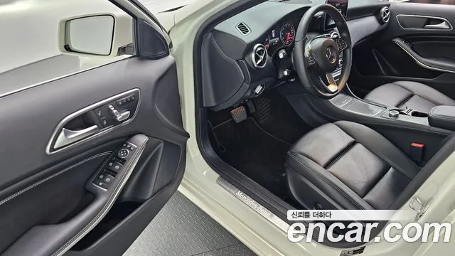 Mercedes-Benz A-Class 2017 — фото 10