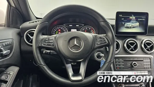 Mercedes-Benz A-Class 2017 — фото 13
