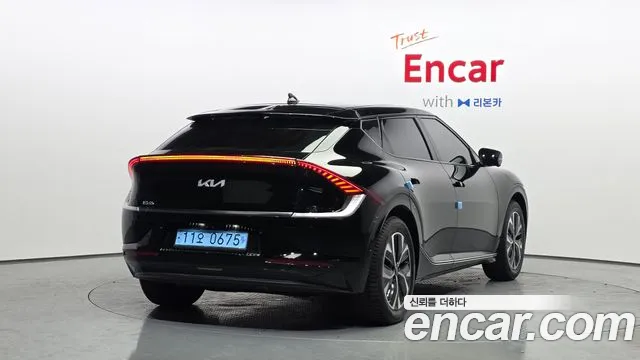 Kia EV6 2023 — фото 2