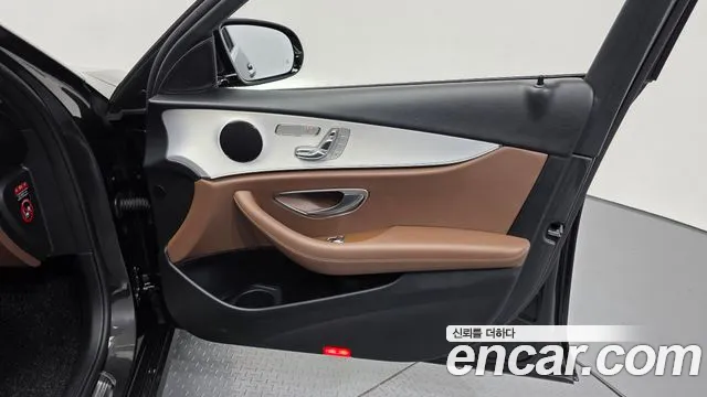 Mercedes-Benz E-Class 2021 — фото 14
