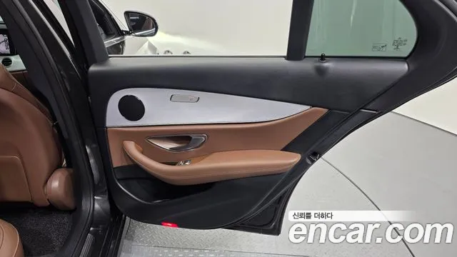 Mercedes-Benz E-Class 2021 — фото 15