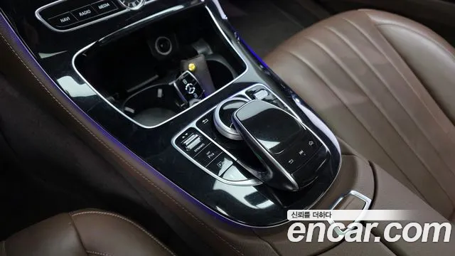 Mercedes-Benz E-Class 2017 — фото 17
