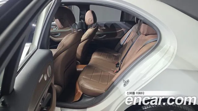 Mercedes-Benz E-Class 2021 — фото 17