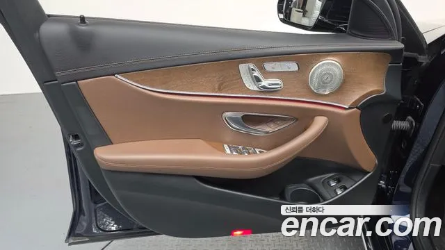 Mercedes-Benz E-Class 2021 — фото 14
