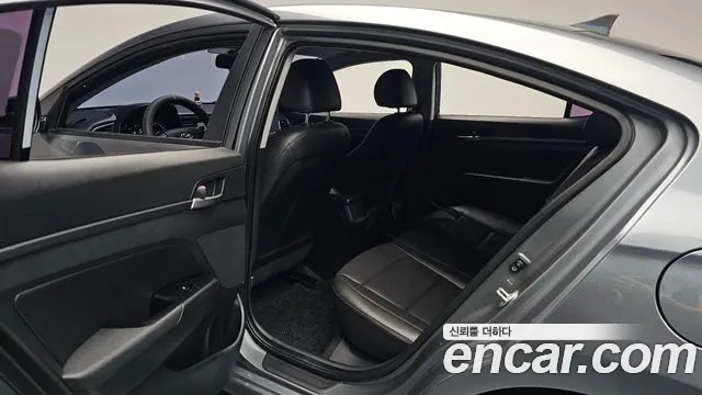 Hyundai AVANTE 2018 — фото 11