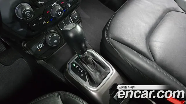 Jeep Renegade 2019 — фото 12