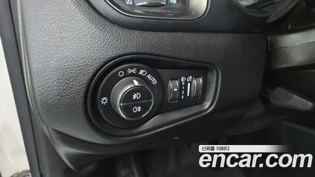 Jeep Renegade 2019 — фото 18