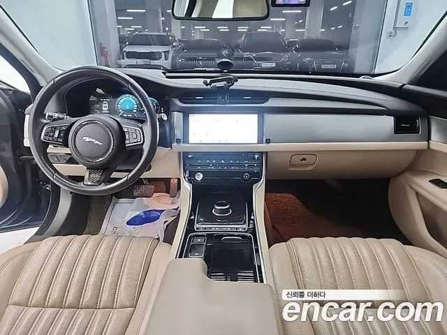 Jaguar XF 2017 — фото 1
