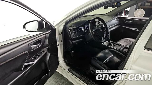 Toyota Camry 2017 — фото 10