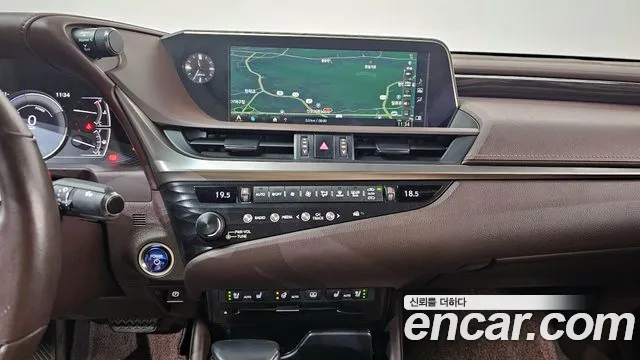 Lexus ES 2019 — фото 13