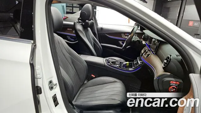 Mercedes-Benz E-Class 2019 — фото 18