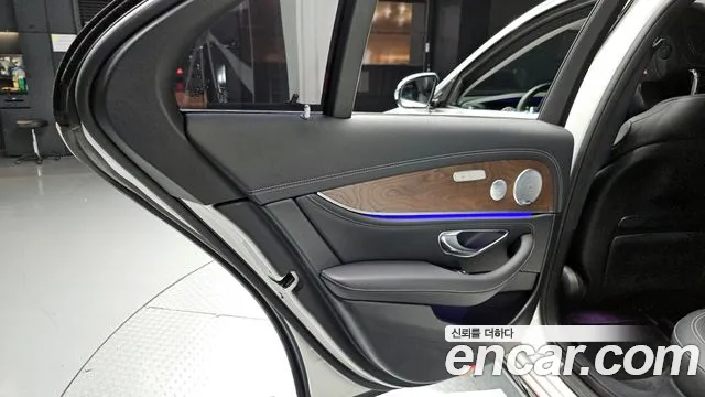 Mercedes-Benz E-Class 2019 — фото 15