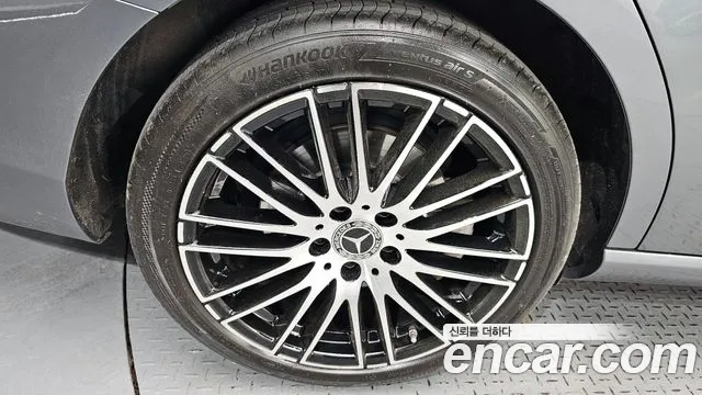 Mercedes-Benz C-Class 2023 — фото 4