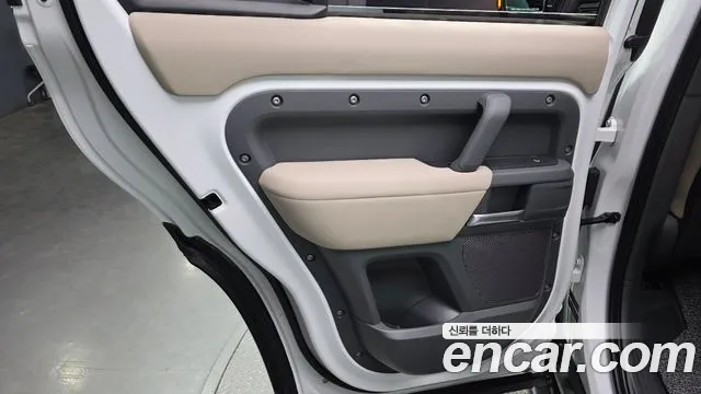Land Rover Defender 2022 — фото 15