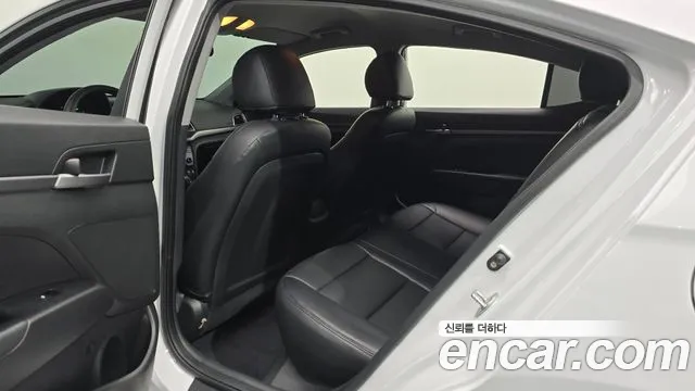 Hyundai AVANTE 2018 — фото 17