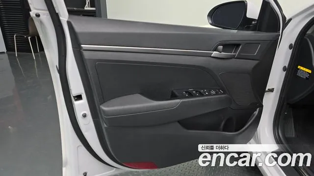 Hyundai AVANTE 2018 — фото 14