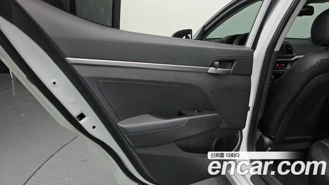 Hyundai AVANTE 2018 — фото 15