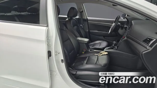 Hyundai AVANTE 2018 — фото 16