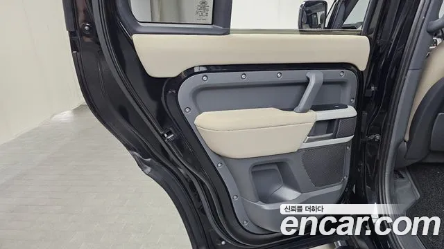 Land Rover Defender 2022 — фото 15