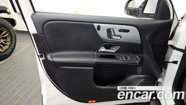 Mercedes-Benz GLB-Class 2021 — фото 14