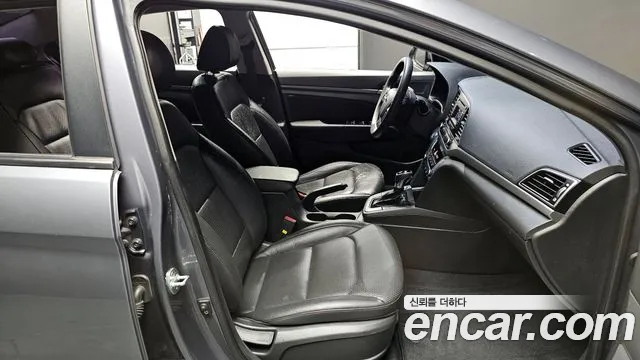 Hyundai AVANTE 2017 — фото 13