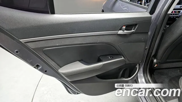 Hyundai AVANTE 2017 — фото 15