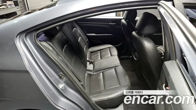 Hyundai AVANTE 2017 — фото 16