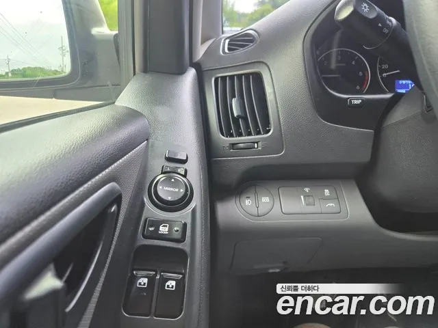 Hyundai Starex 2019 — фото 16