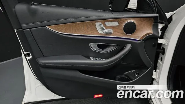 Mercedes-Benz E-Class 2022 — фото 13