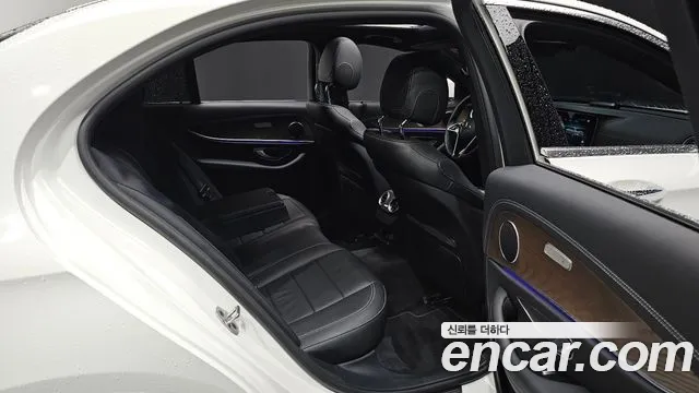 Mercedes-Benz E-Class 2022 — фото 15