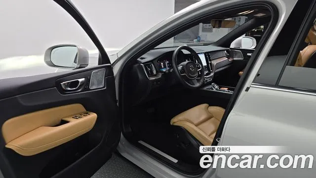 Volvo XC60 2022 — фото 13