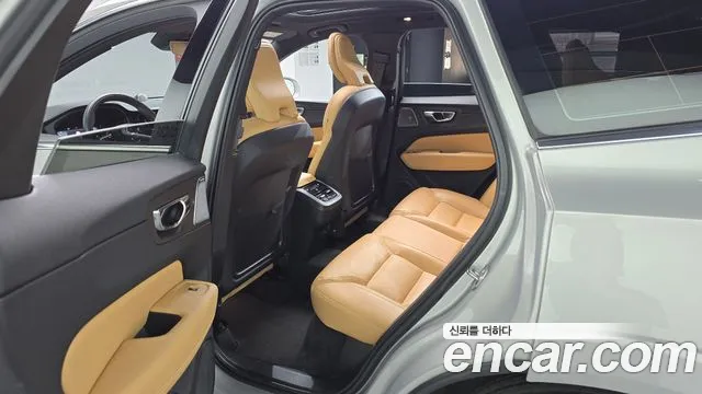 Volvo XC60 2022 — фото 17