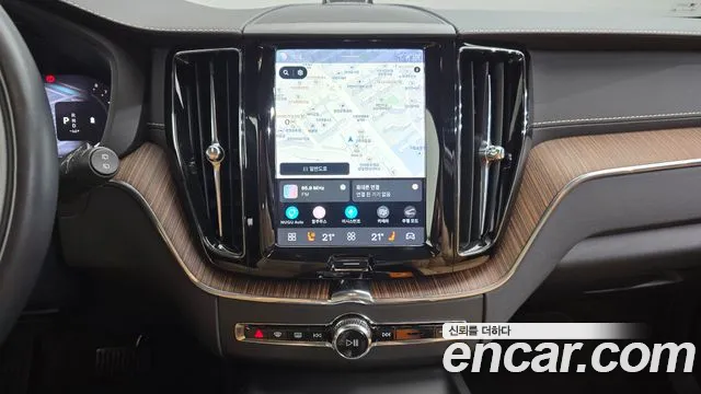 Volvo XC60 2022 — фото 19
