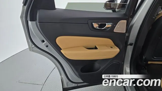 Volvo XC60 2022 — фото 15