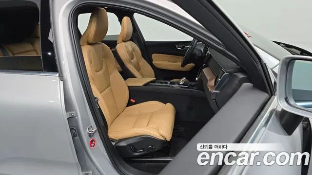 Volvo XC60 2022 — фото 16