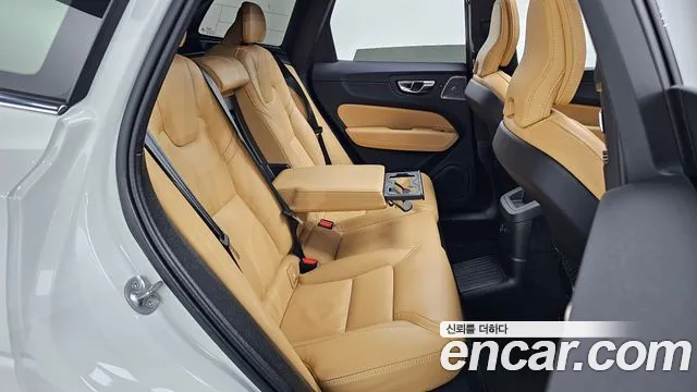 Volvo XC60 2024 — фото 12