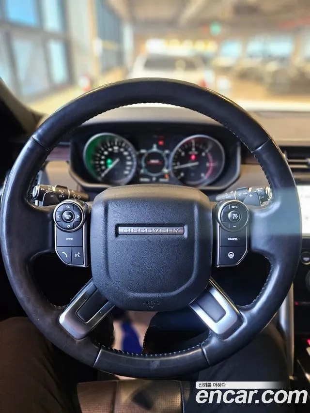 Land Rover Discovery 2017 — фото 11