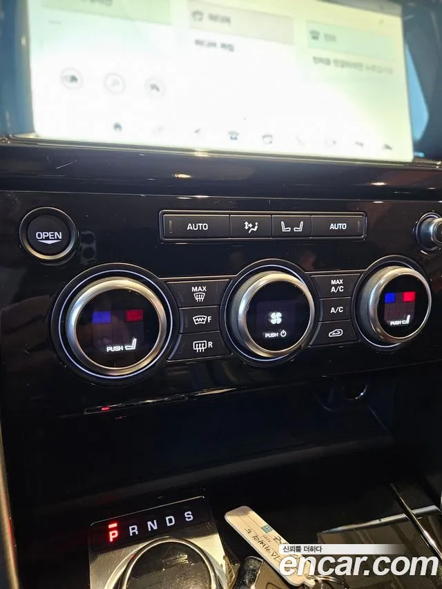 Land Rover Discovery 2017 — фото 13