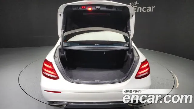 Mercedes-Benz E-Class 2019 — фото 20