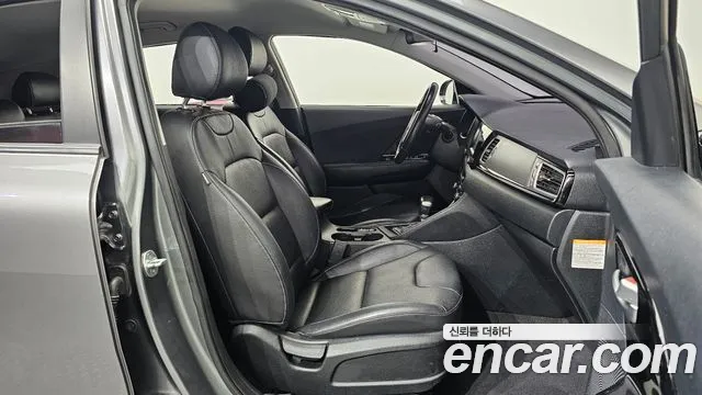 Kia Niro 2017 — фото 10