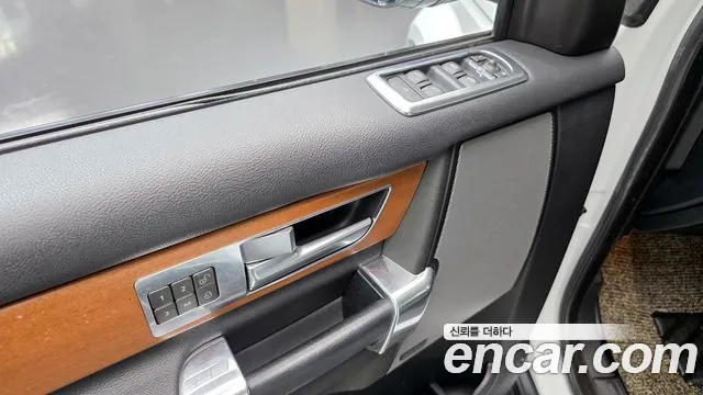 Land Rover Discovery 2015 — фото 14