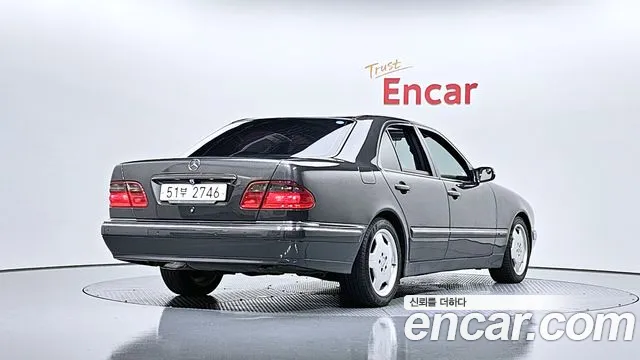 Mercedes-Benz E-Class 2002 — фото 2