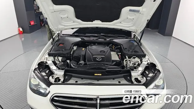 Mercedes-Benz E-Class 2023 — фото 6