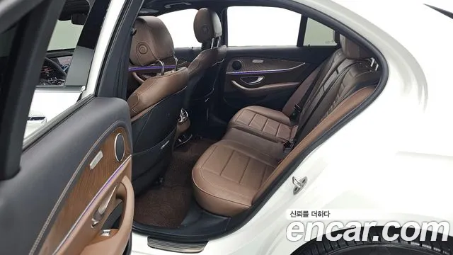 Mercedes-Benz E-Class 2023 — фото 12