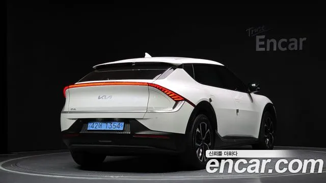 Kia EV6 2023 — фото 2
