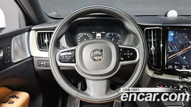 Volvo XC60 2019 — фото 14