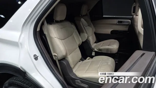 Ford Explorer 2022 — фото 11