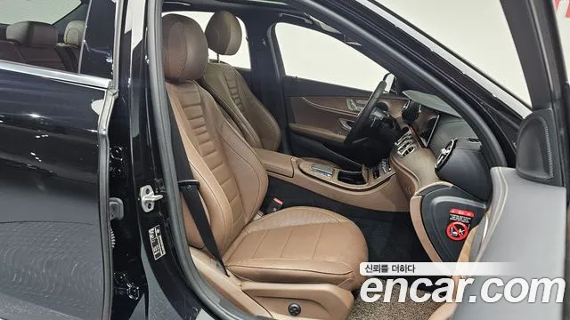 Mercedes-Benz E-Class 2023 — фото 10
